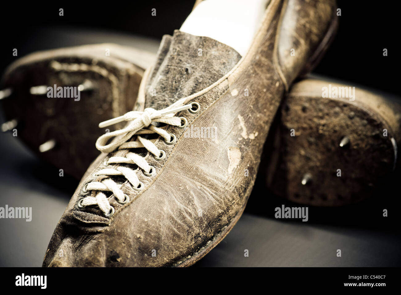 Scarpe da corsa, calcio e calcio in pelle d'epoca con scarpe e lacci Foto Stock Scarpe da corsa, calcio e calcio in pelle d'epoca con scarpe e lacci Foto Stock