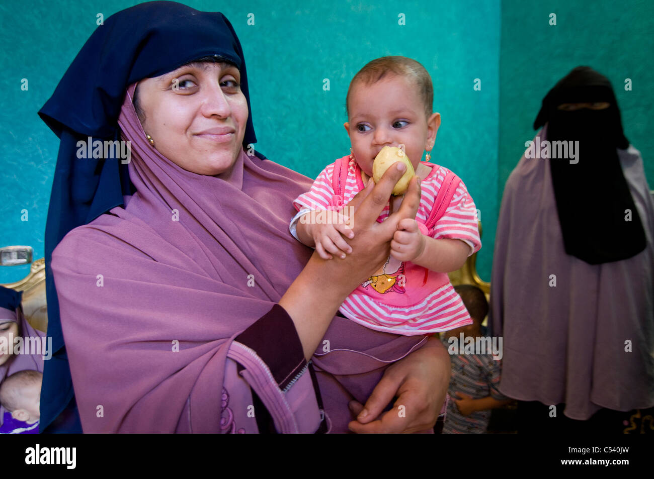 Egitto, FAYOUM: donne con bambini in un bambino nutrizione classe nel villaggio Gablaa. Foto Stock