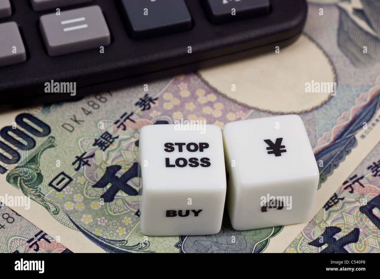 Valuta giapponese con la calcolatrice e le piastrine che mostra la perdita di arresto Foto Stock