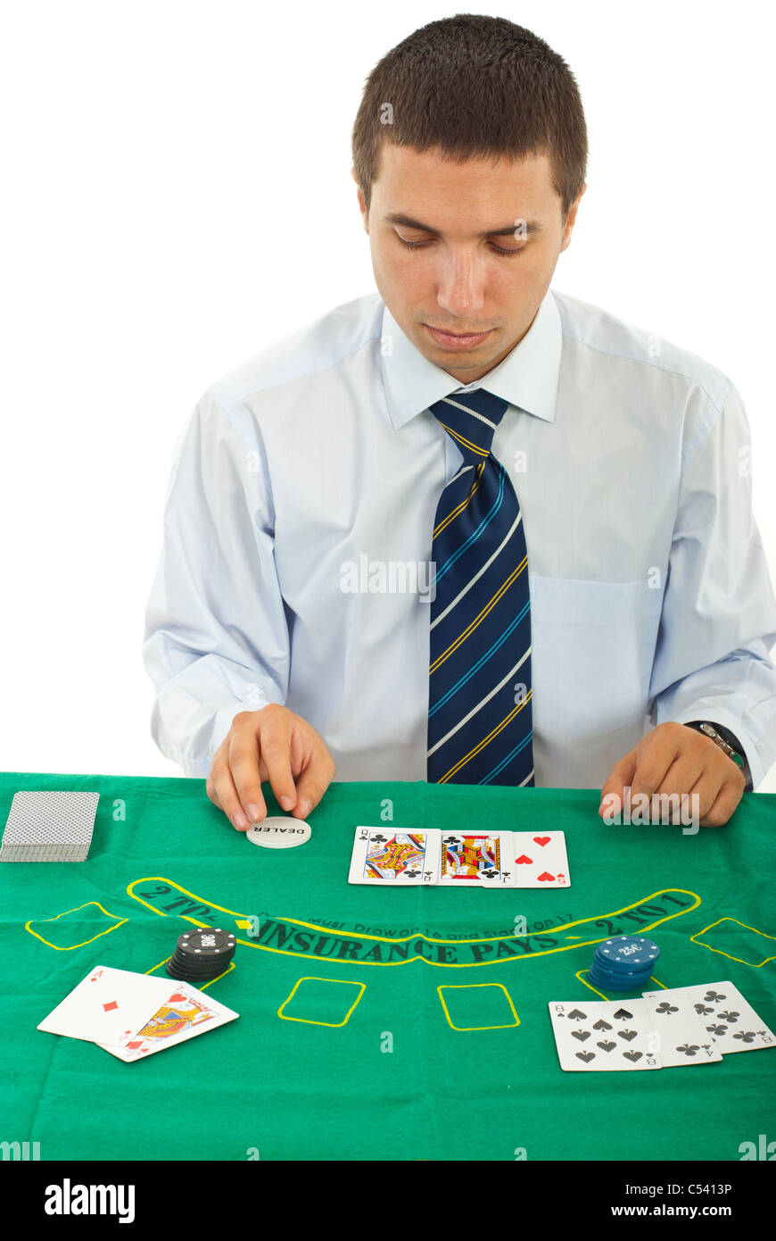 Gambler uomo nel casino seduta a tavola con carte e poker chips isolati su sfondo bianco Foto Stock