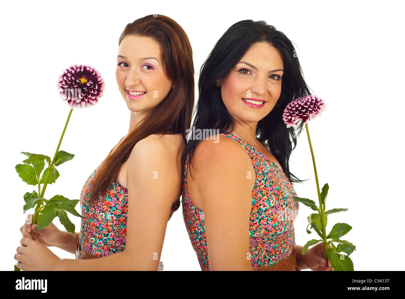 Le belle donne che indossano lo stesso abito e tenendo i fiori isolati su sfondo bianco Foto Stock