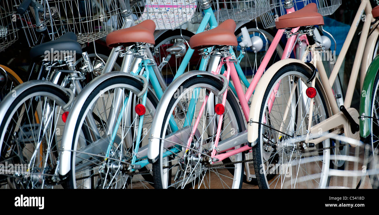 Fila di biciclette, Kyoto, Giappone Foto Stock