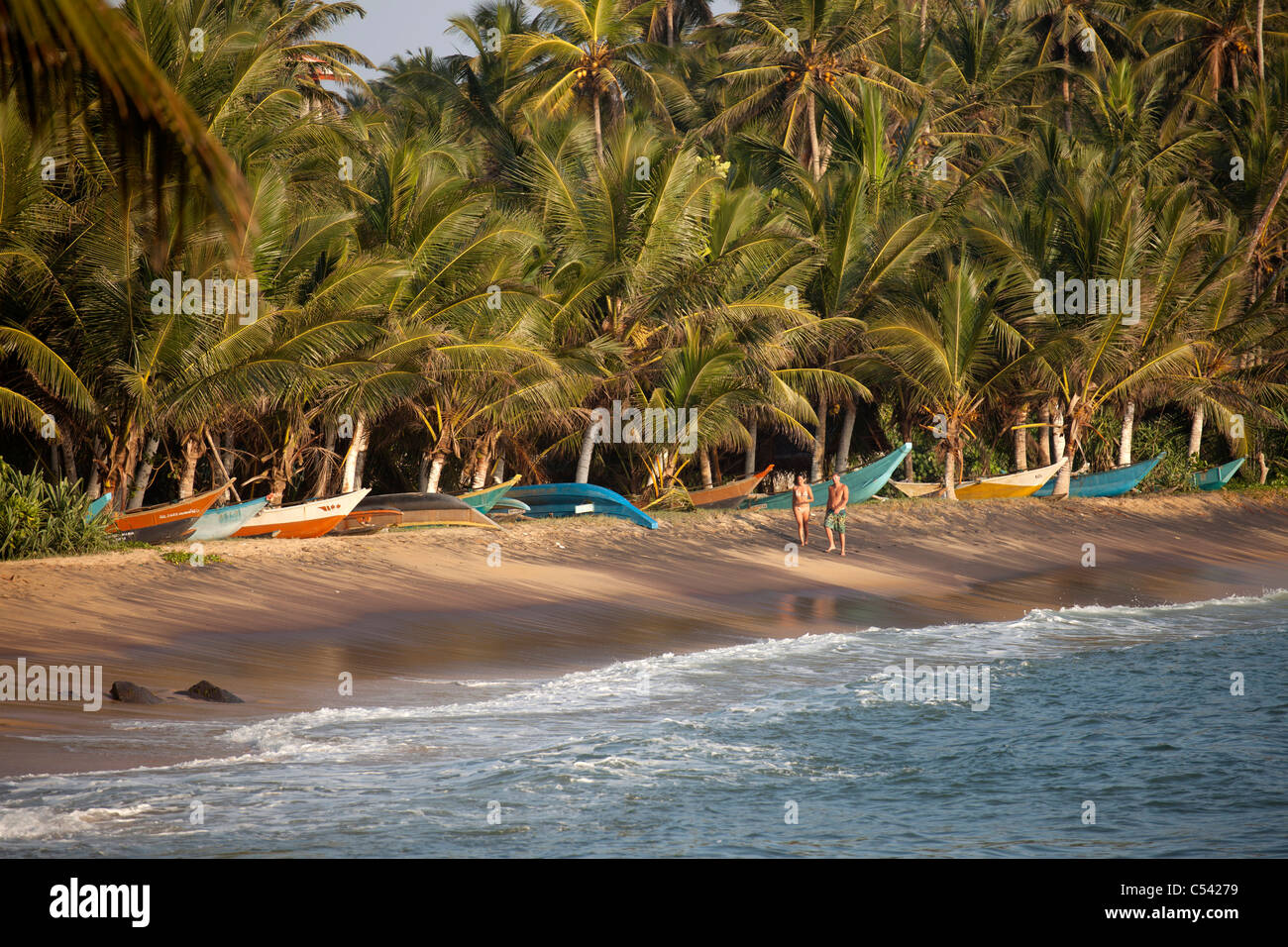 Coppia giovane camminare lungo la spiaggia da sogno in Mirissa, Sri Lanka Foto Stock