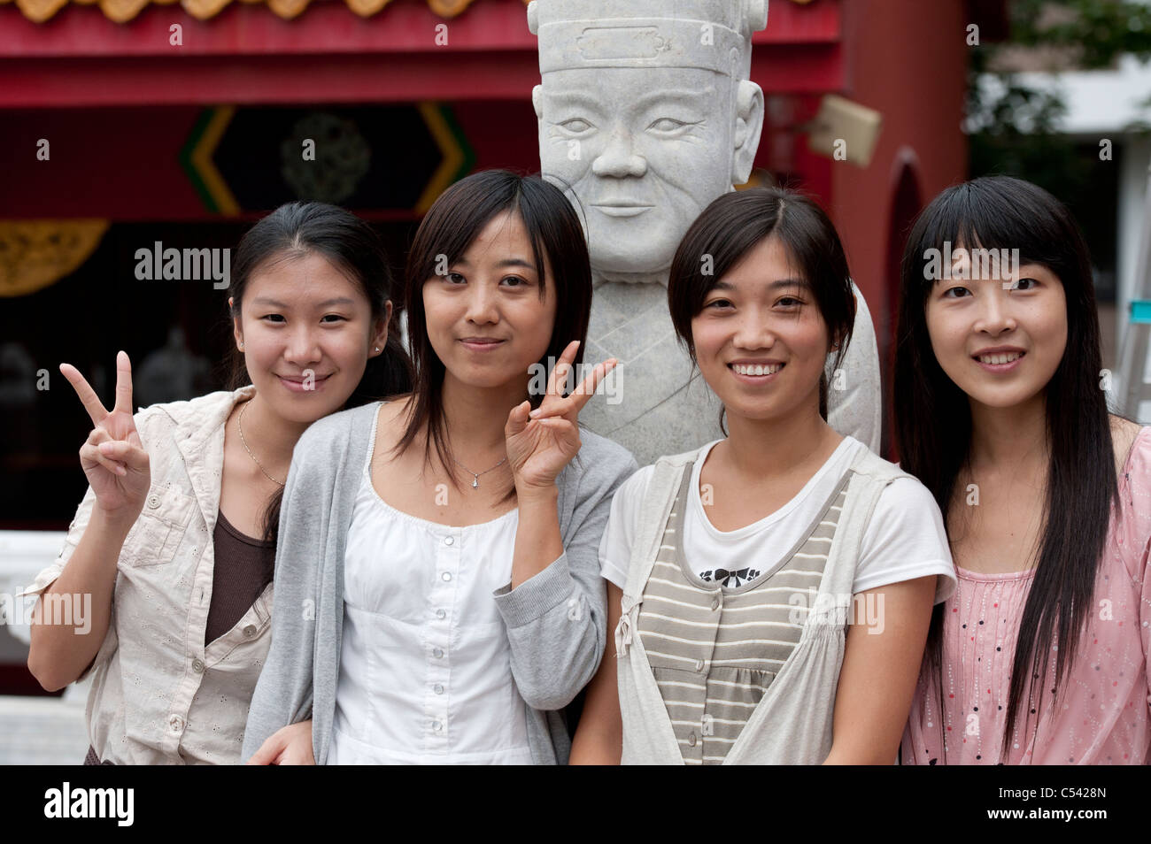 I turisti di fronte a una statua, Confucio Santuario, a Nagasaki, in Giappone Foto Stock