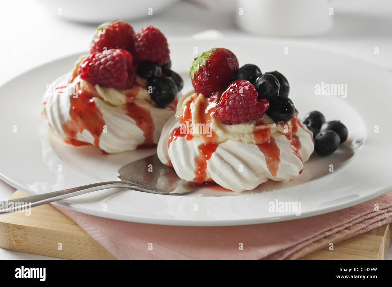 Nidi di meringa con frutta e della crema di latte Foto Stock