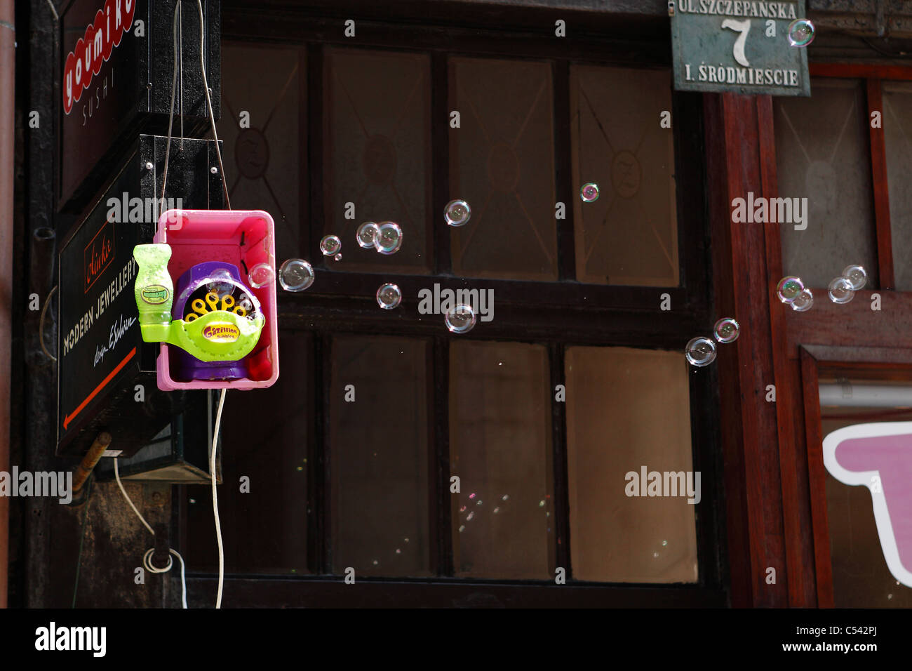 Macchina automatica rendendo le bolle di sapone sulla strada. Cracovia in Polonia. Foto Stock