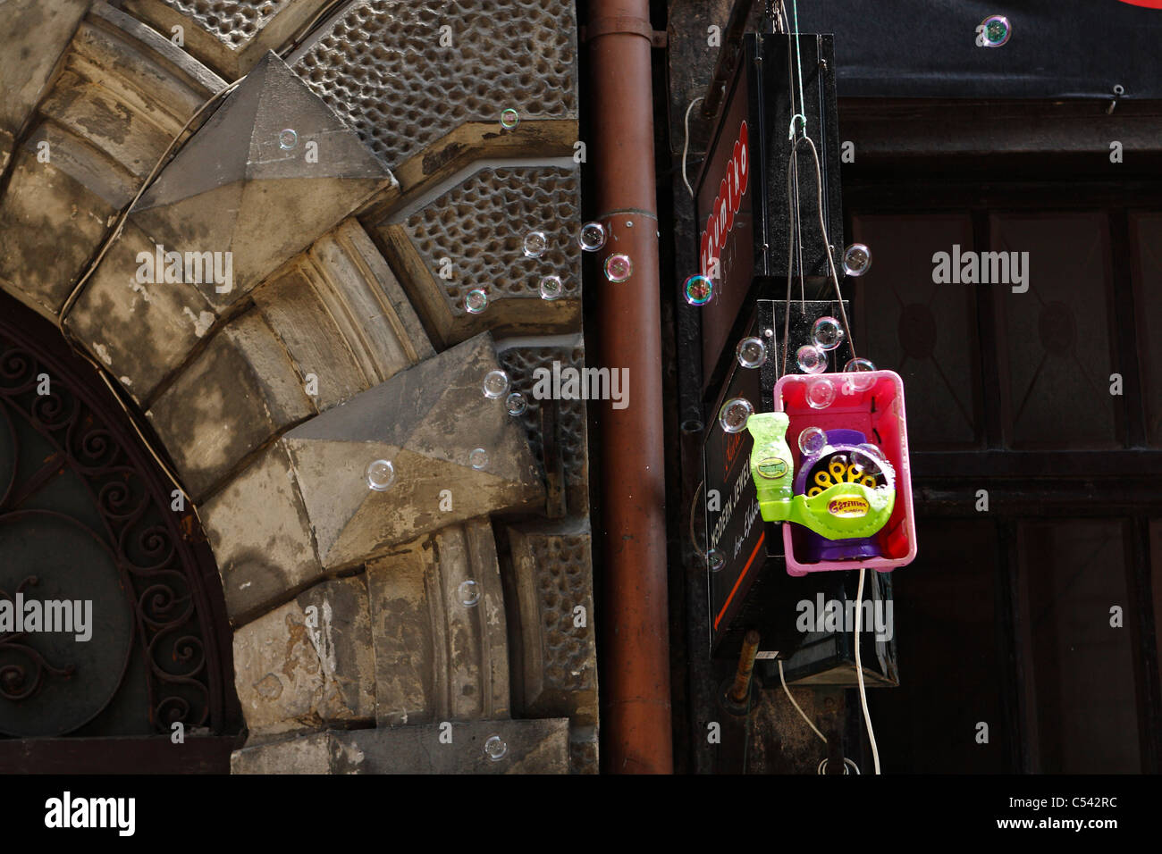 Macchina automatica rendendo le bolle di sapone sulla strada. Cracovia in Polonia. Foto Stock