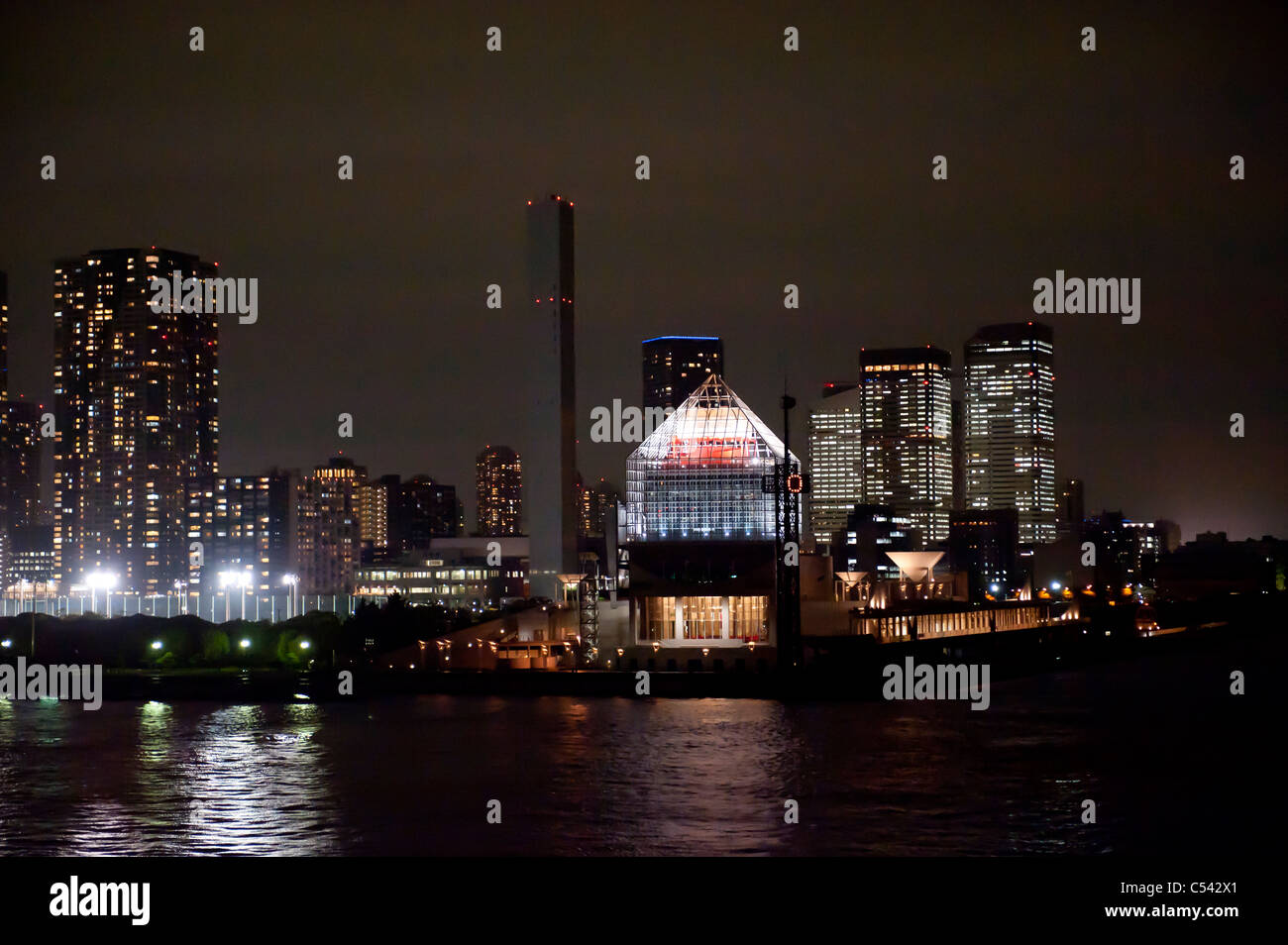 Edifici illuminata di notte al Porto di Tokyo, Tokyo, Giappone Foto Stock