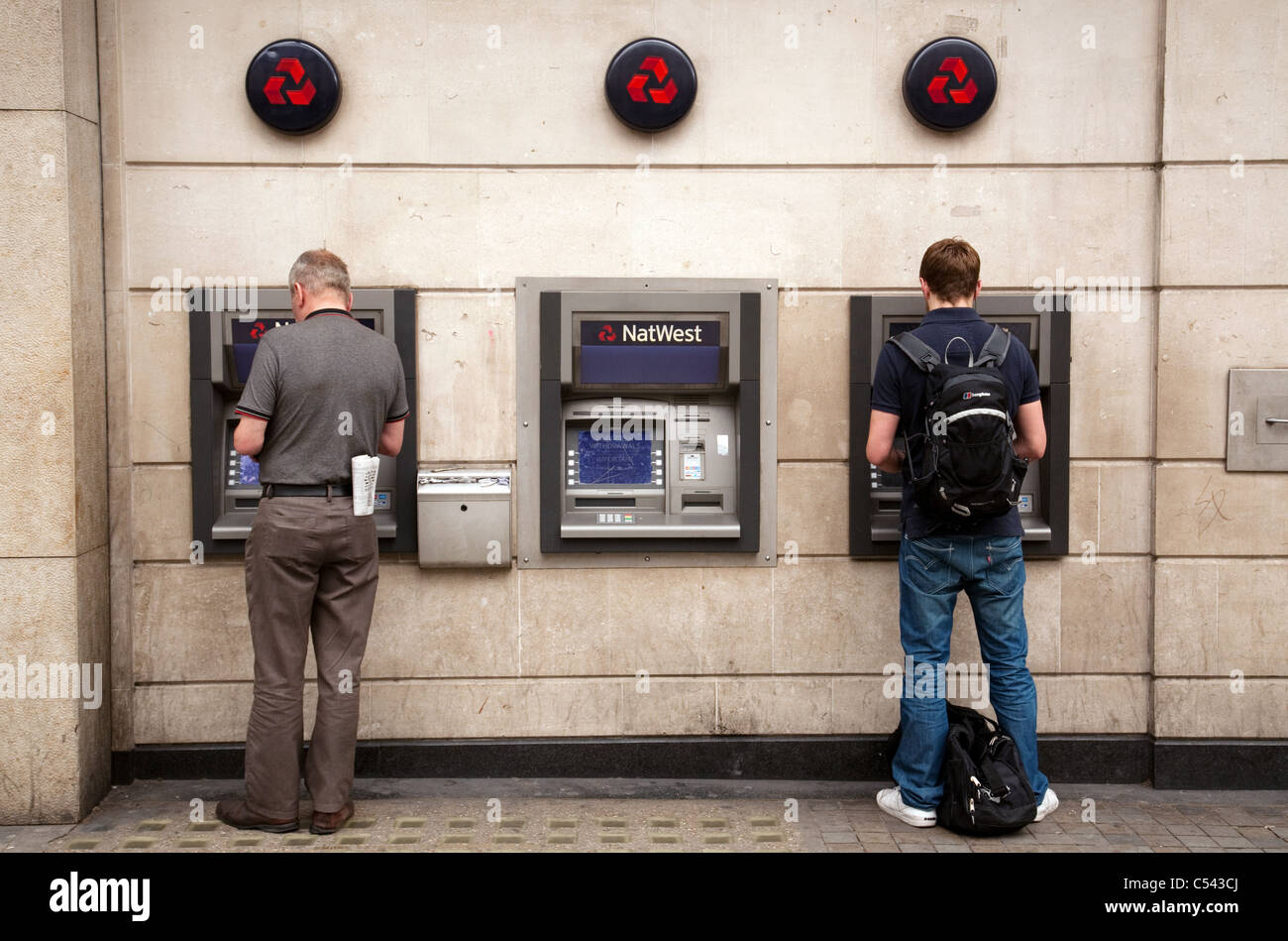 La gente ottenere contanti presso la National Westminster Bank bancomat, London REGNO UNITO Foto Stock