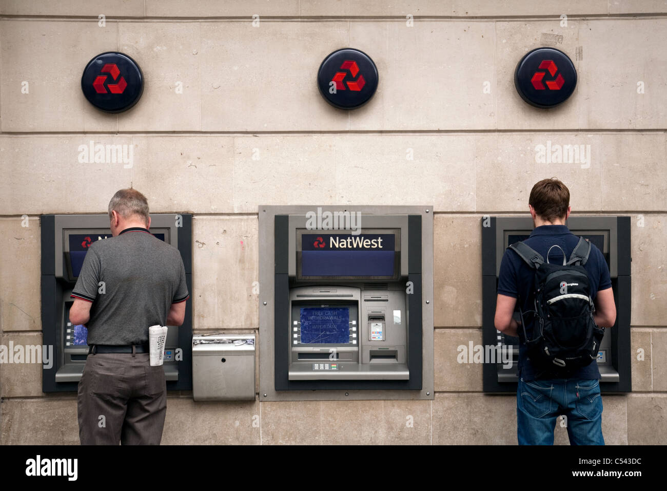 La gente ottenere contanti presso la National Westminster Bank bancomat, London REGNO UNITO Foto Stock