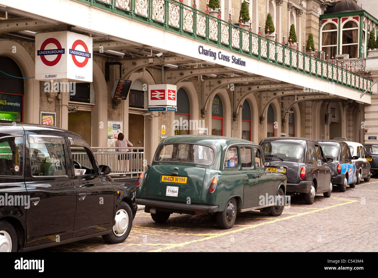 Taxi di Londra taxi, la stazione di Charing Cross, Strand, Londra UK Foto Stock