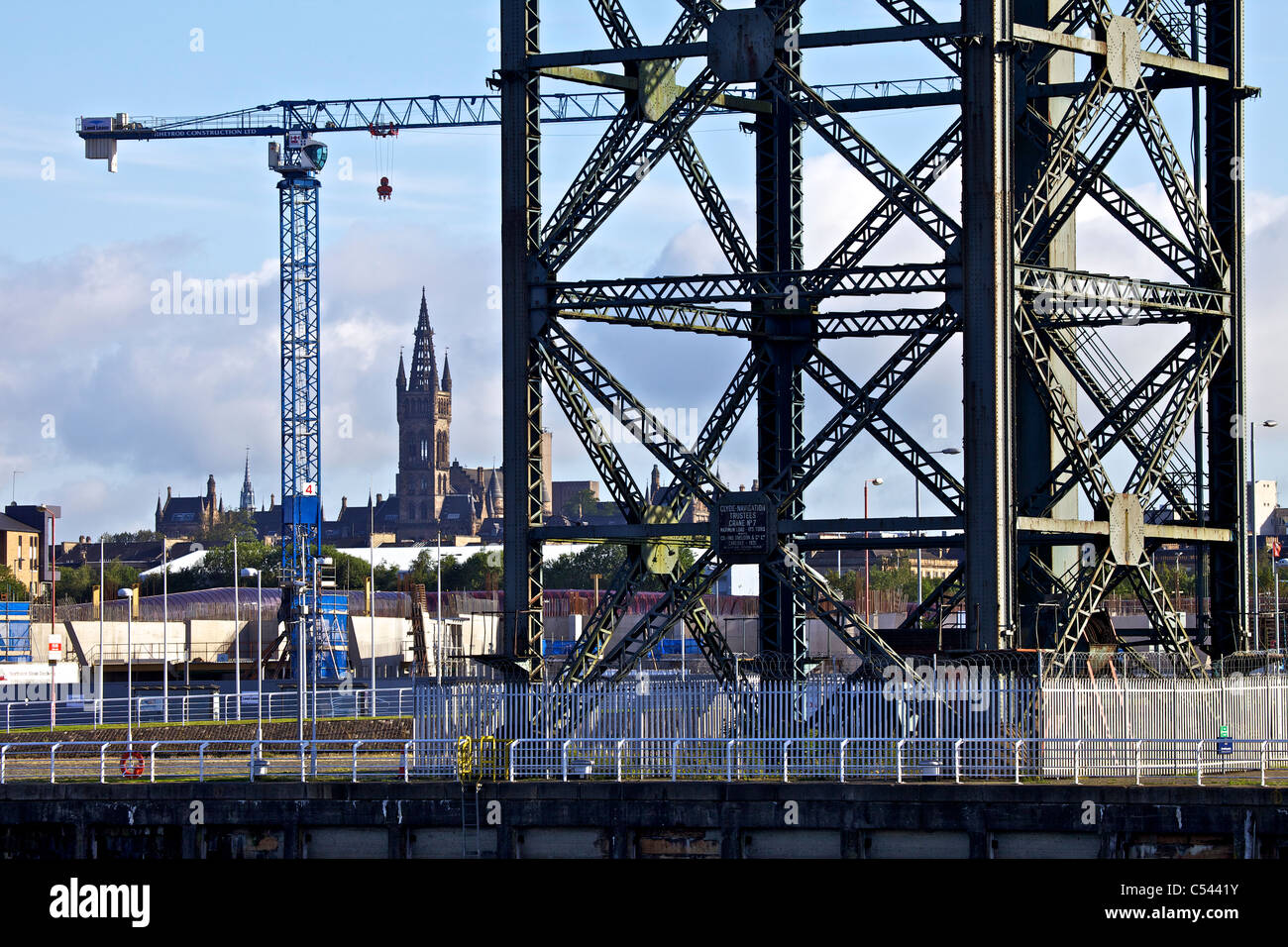 Gru edili in Glasgow sullo Scottish Hydro sito Arena, Glasgow, Scotland, Regno Unito. University tower all'orizzonte. Foto Stock