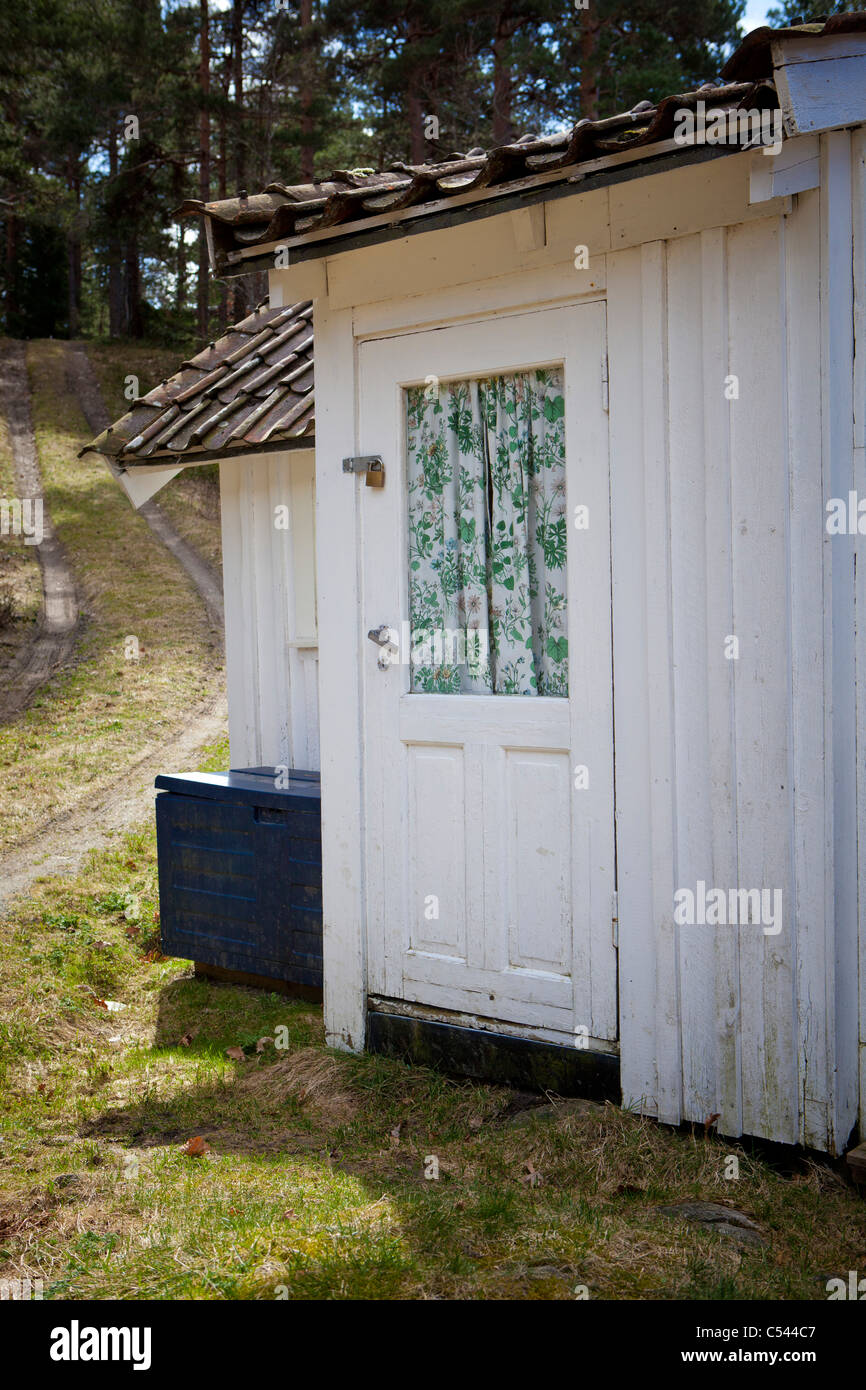 Bianco casa rurale da boschi Foto Stock