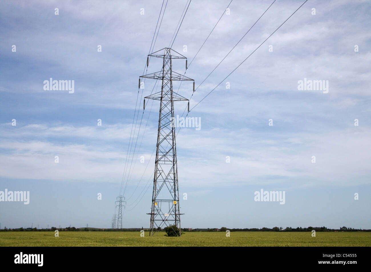 La distribuzione di energia elettrica attraverso terreni agricoli in Lincolnshire Foto Stock