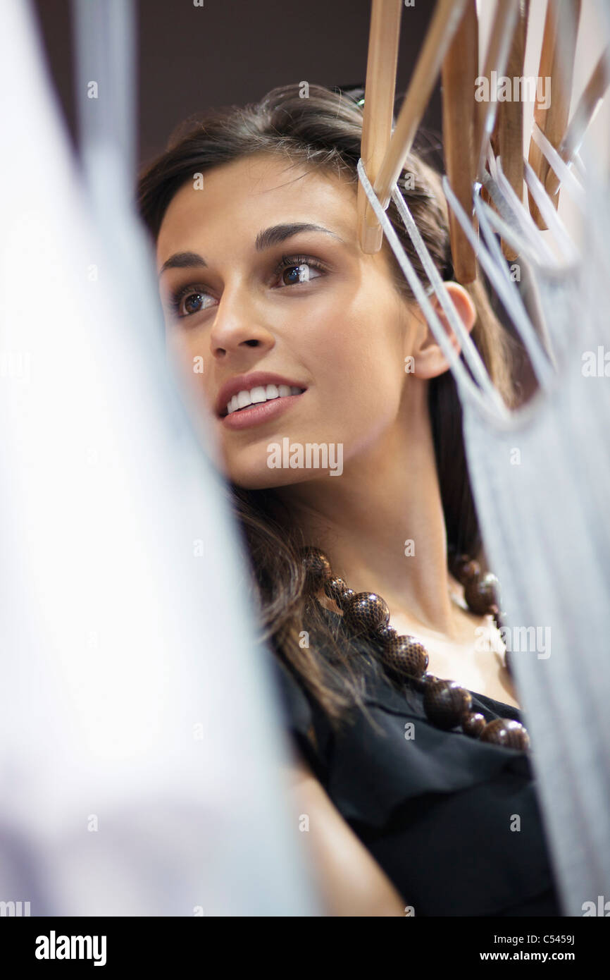 Bella giovane donna shopping Foto Stock