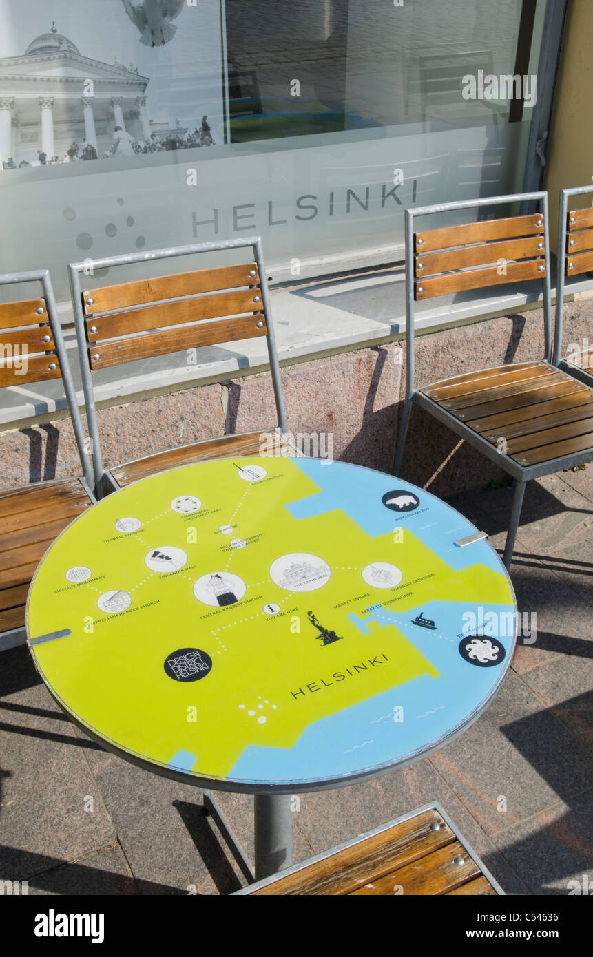 Tabella con una mappa generalizzata di Helsinki al di fuori della città di Helsinki Ufficio Turistico, Finlandia Foto Stock