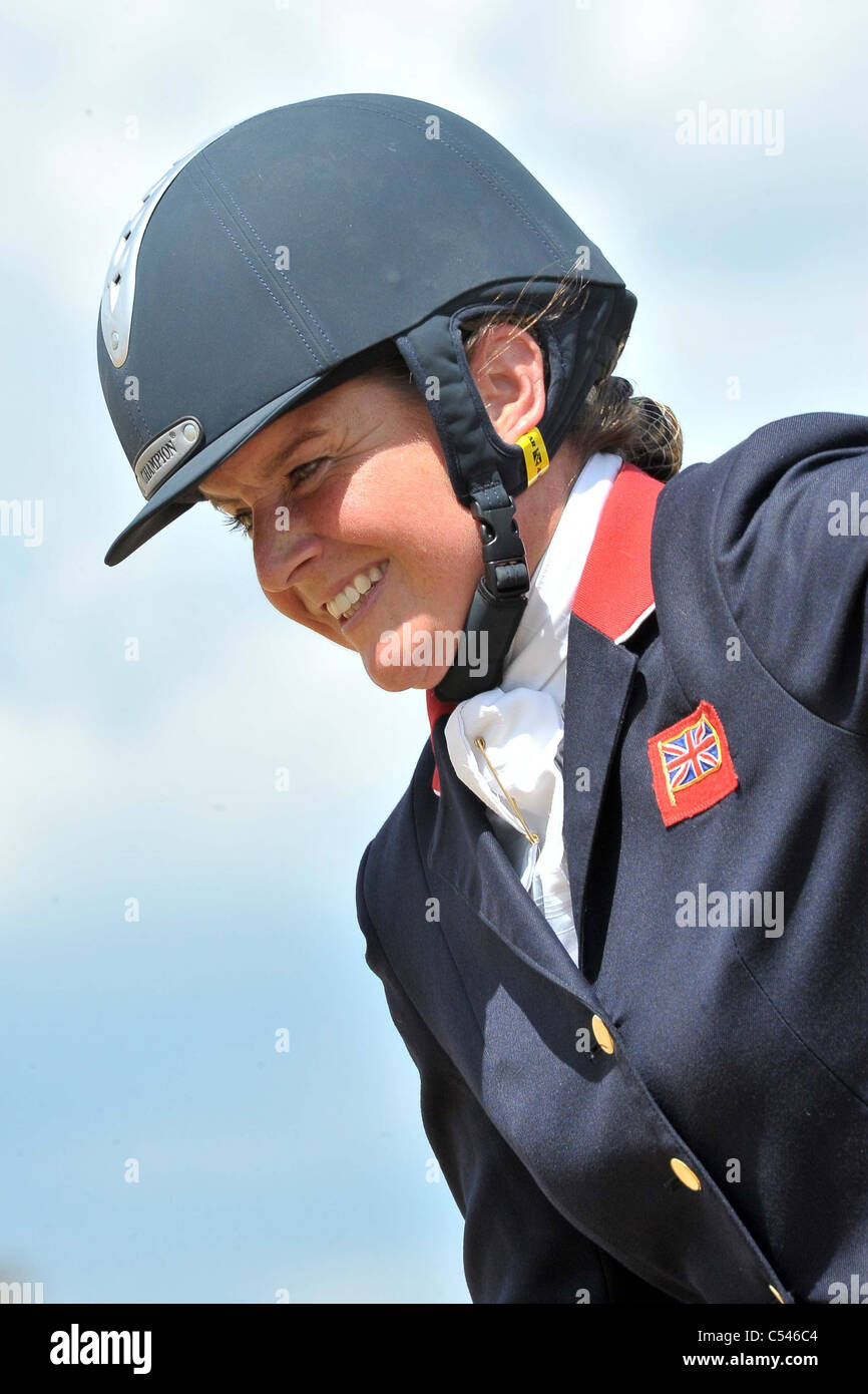 Piggy francese (Gran Bretagna) sorrisi come la celebra vincendo il singolo evento. Show Jumping Foto Stock Piggy francese (Gran Bretagna) sorrisi come la celebra vincendo il singolo evento. Show Jumping Foto Stock