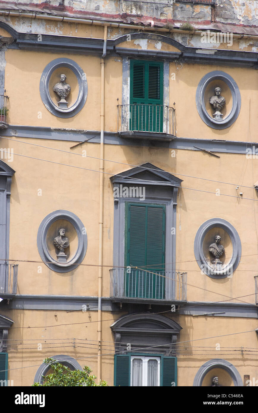 Elaborata facciata di casa con statue, Napoli, campania, Italy Foto Stock