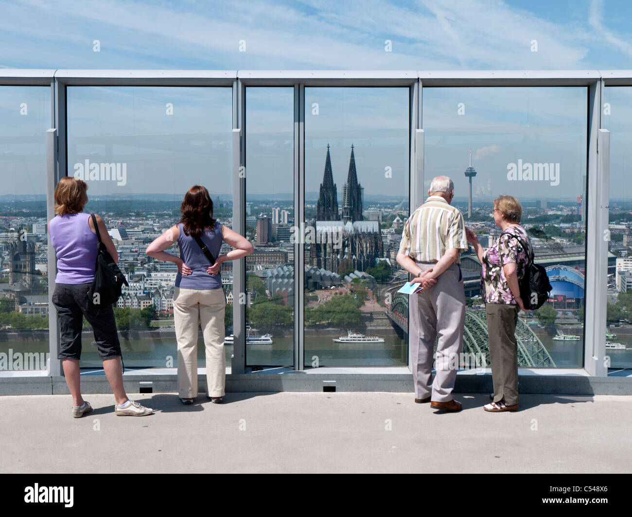 I turisti alla ricerca di skyline di Colonia e la Cattedrale o Duomo dalla piattaforma di osservazione sul alto edificio triangolo Germania Foto Stock