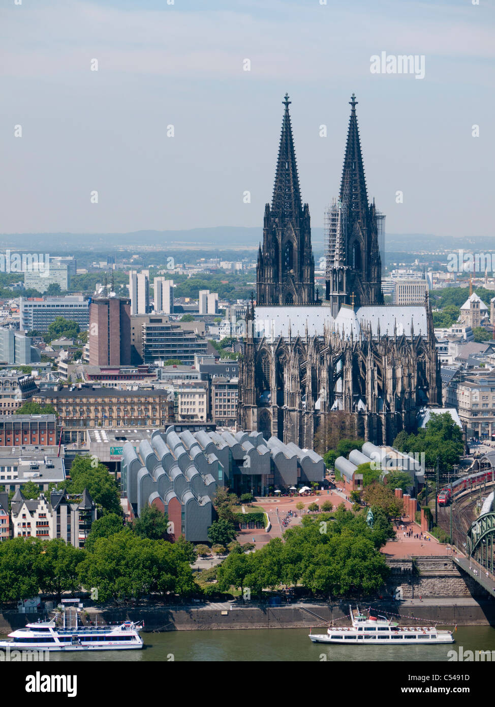 Vista sulla cattedrale di Colonia o Dom e adiacente Museo Ludwig in Germania Foto Stock