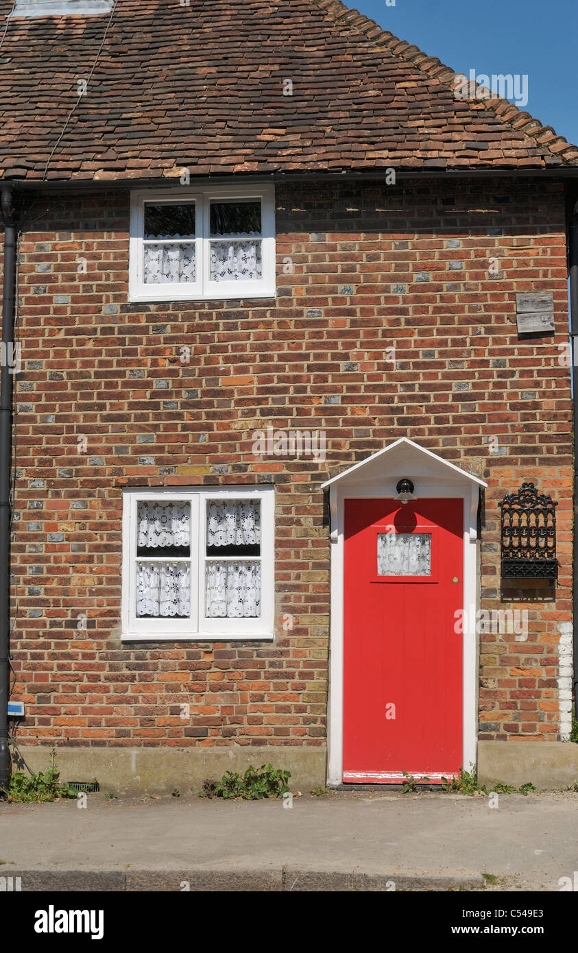 Casa a fine di mattoni e terrazza con porta rossa. Shoreham vicino a Sevenoaks. Kent. Inghilterra Foto Stock