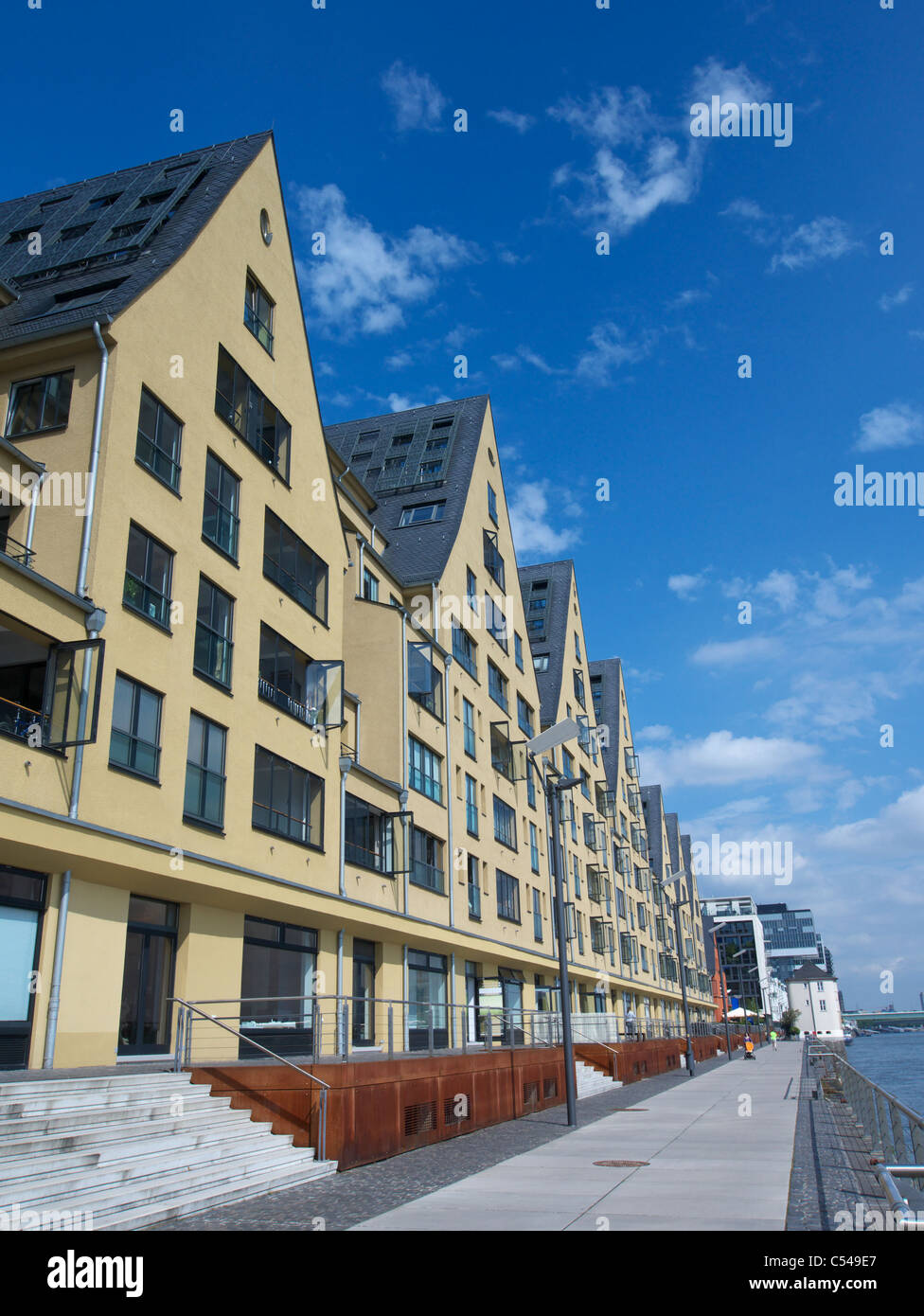 Moderna proprietà Rheinauhafen sviluppo lungo la riva del Reno a Colonia Germania Foto Stock