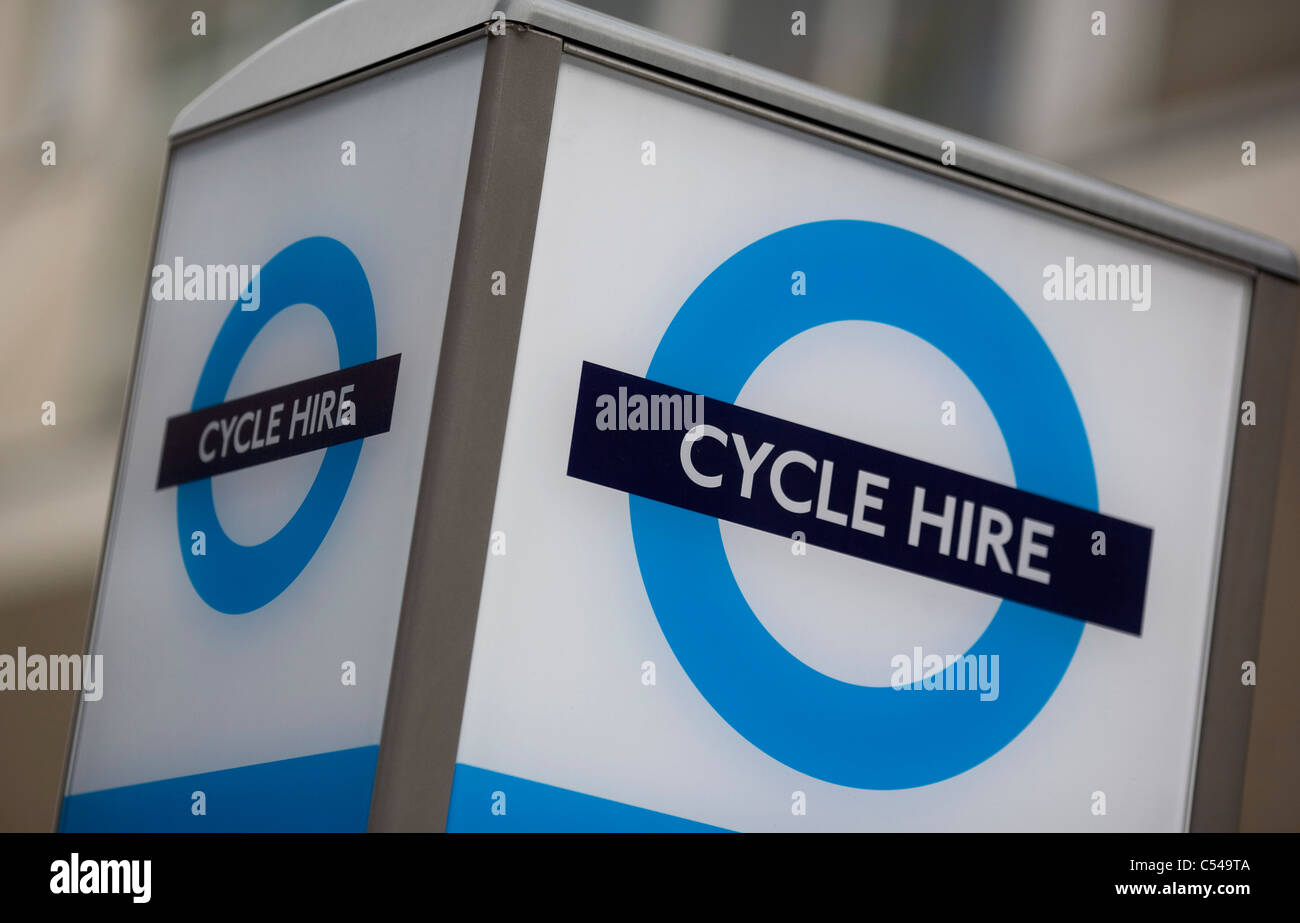 Segno di una Barclays cicli di noleggio docking station nel centro di Londra, Regno Unito Foto Stock