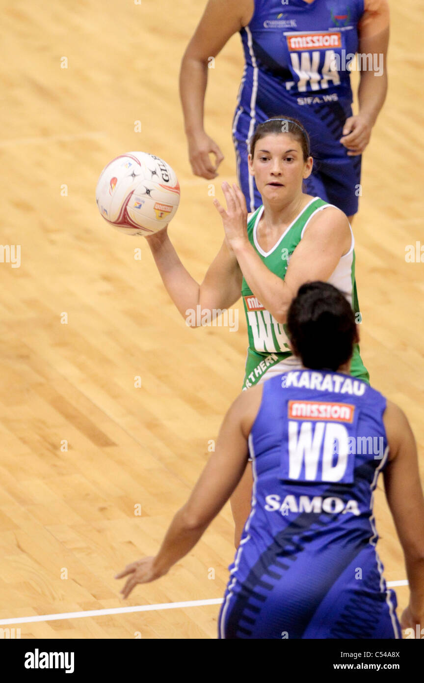 06.07.2011 Hannah Irvine dell Irlanda del Nord(verde) in azione durante la piscina un match tra Irlanda del Nord vs Samoa, Mission Foods World Netball Championships 2011 dal Singapore Indoor Stadium di Singapore. Foto Stock