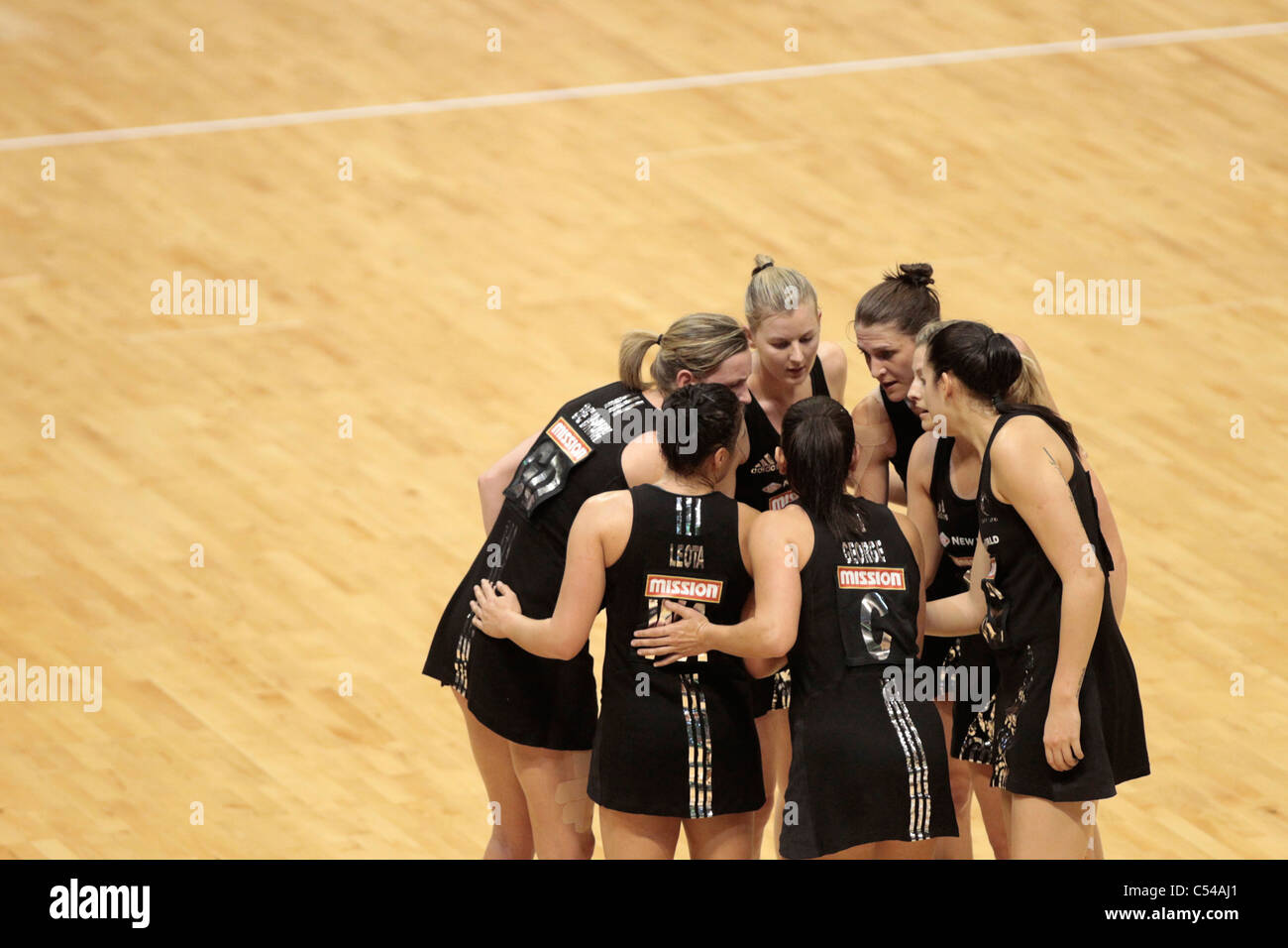 06.07.2011 La Nuova Zelanda felci di argento in un gruppo huddle prima del riavvio del gioco durante il Pool B match tra Nuova Zelanda VS Trinidad & Tobago, Mission Foods World Netball Championships 2011 dal Singapore Indoor Stadium di Singapore. Foto Stock