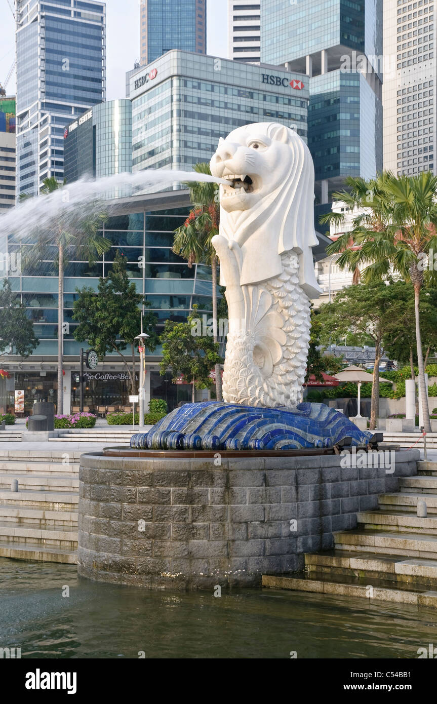 Il Merlion di Marina Bay, Singapore punto di riferimento della città progettata dall'artista Fraser Brunner nel 1964,Singapore,Asia del sud-est Foto Stock