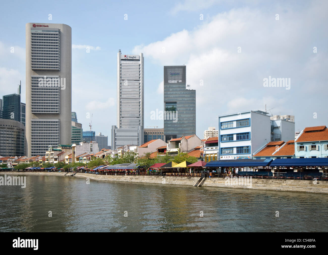 Antica e moderna architettura, Boat Quay al Fiume Singapore con grattacieli del quartiere finanziario, Singapore, Sud-est asiatico Foto Stock