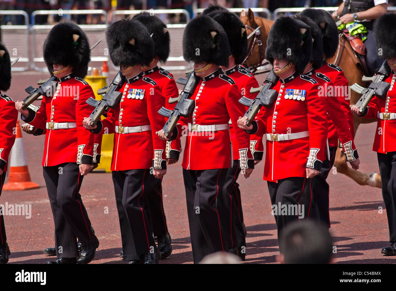 Protezioni gallese marching fuori Buckingham palace dopo la cerimonia del Cambio della guardia Foto Stock