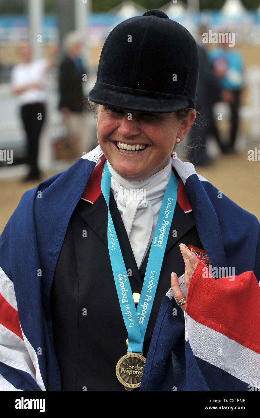 Piggy francese (GBR) con la medaglia di oro intorno al collo avvolto in una bandiera europea. Show Jumping dimostrazione della concorrenza. Greenwich Foto Stock Piggy francese (GBR) con la medaglia di oro intorno al collo avvolto in una bandiera europea. Show Jumping dimostrazione della concorrenza. Greenwich Foto Stock