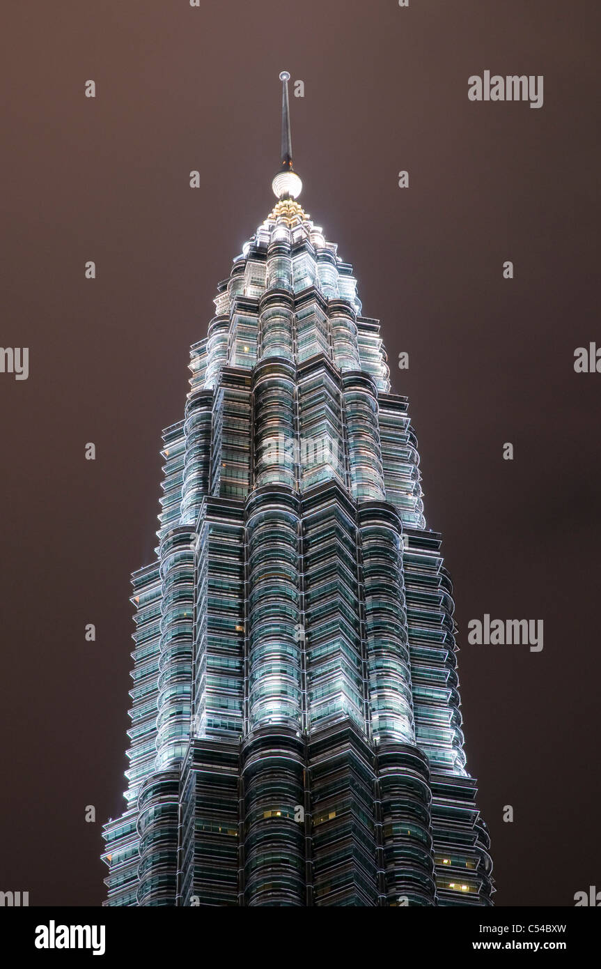 Petronas Twin Towers illuminata di notte, Kuala Lumpur, Malesia, Asia sud-orientale, Asia Foto Stock