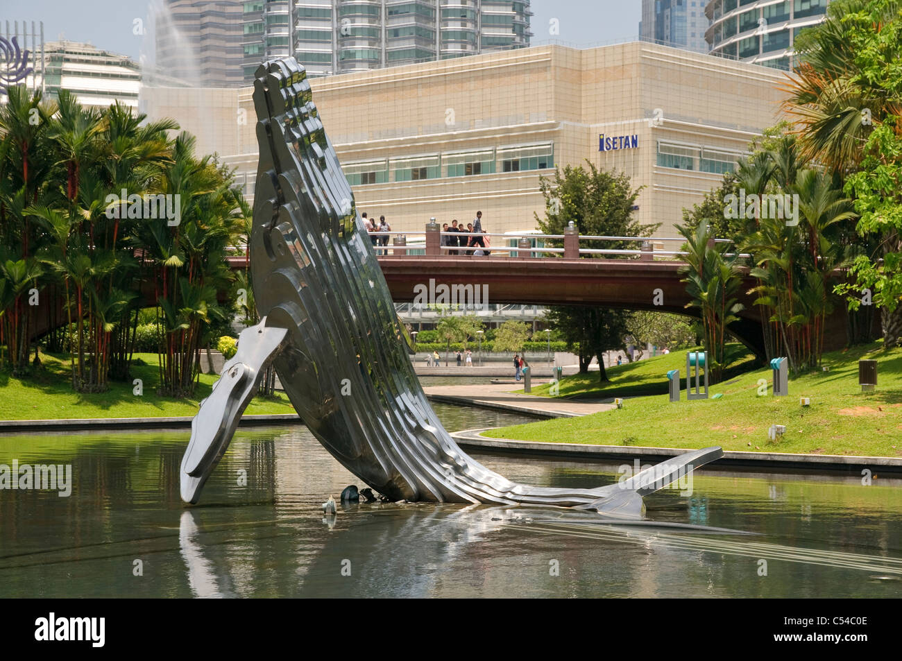 Scultura di balena in KLCC Park di fronte Petronas Twin Towers, Kuala Lumpur, Malesia, Asia sud-orientale, Asia Foto Stock