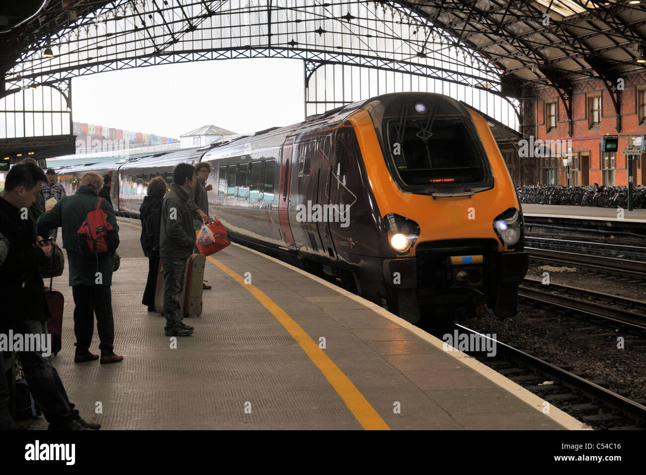 In attesa sulla stazione ferroviaria piattaforma per treno intercity appena arrivati Foto Stock