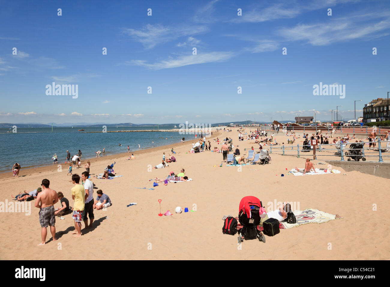 Morecambe, Lancashire, Inghilterra, Regno Unito, Gran Bretagna. La gente sulla spiaggia di sabbia nella località balneare sulla costa nord occidentale. Foto Stock