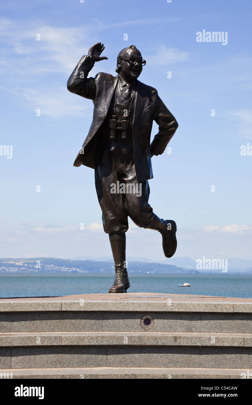 Eric Morecambe statua in bronzo sul lungomare nella sua città natale di Graham Ibbeson sul lungomare. Morecambe, Lancashire, Inghilterra, Regno Unito, Gran Bretagna. Foto Stock