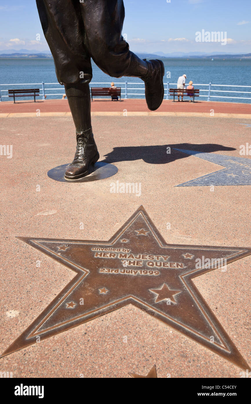 Eric Morecambe statua in bronzo la figura e la placca a stella con iscrizione sul lungomare nella sua città natale. Morecambe, Lancashire, Inghilterra, Regno Unito Foto Stock