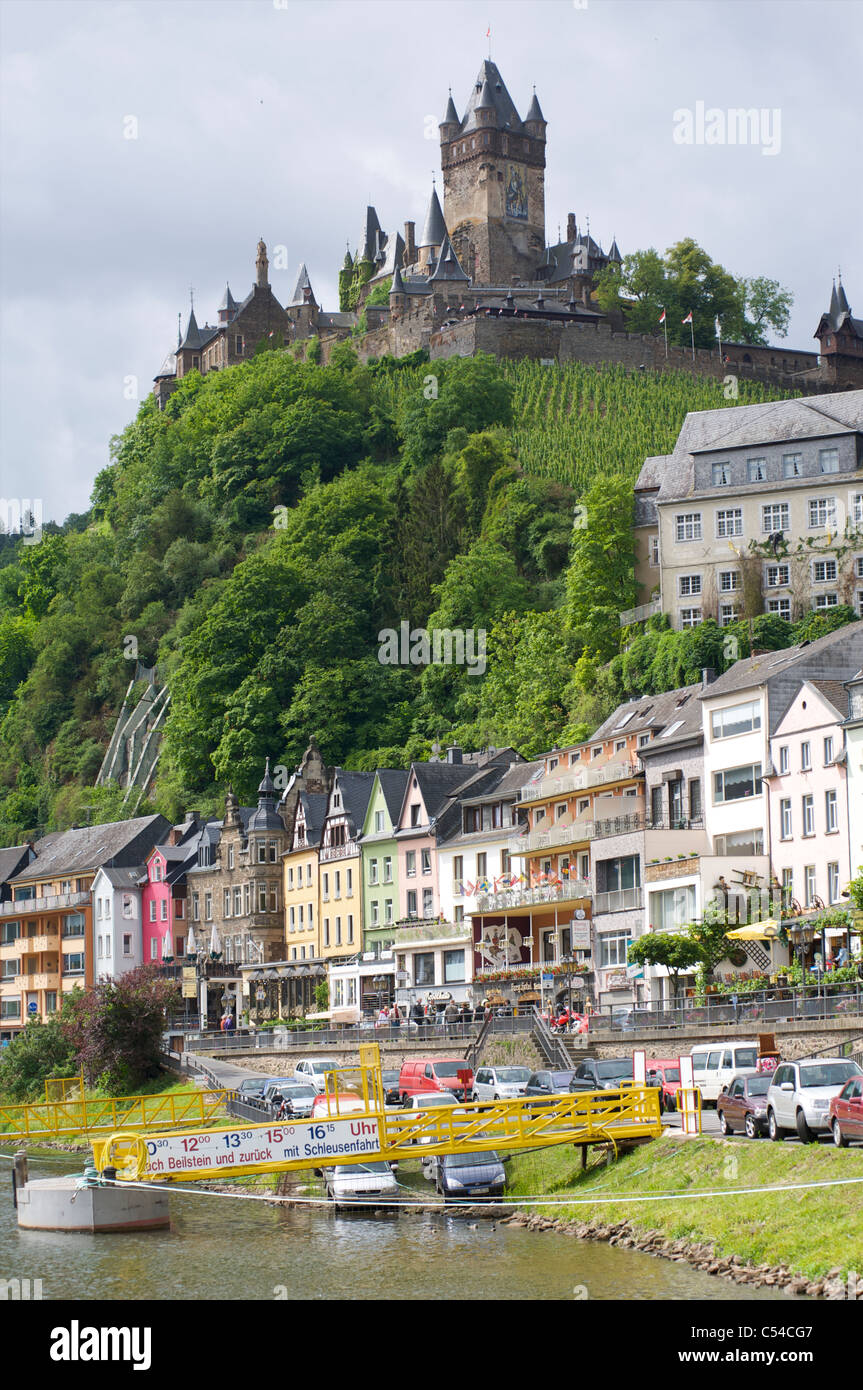 Vista di Cochem con il castello di Cochem in Rheinland-Palatinate presso il fiume Moselle, Germania Foto Stock