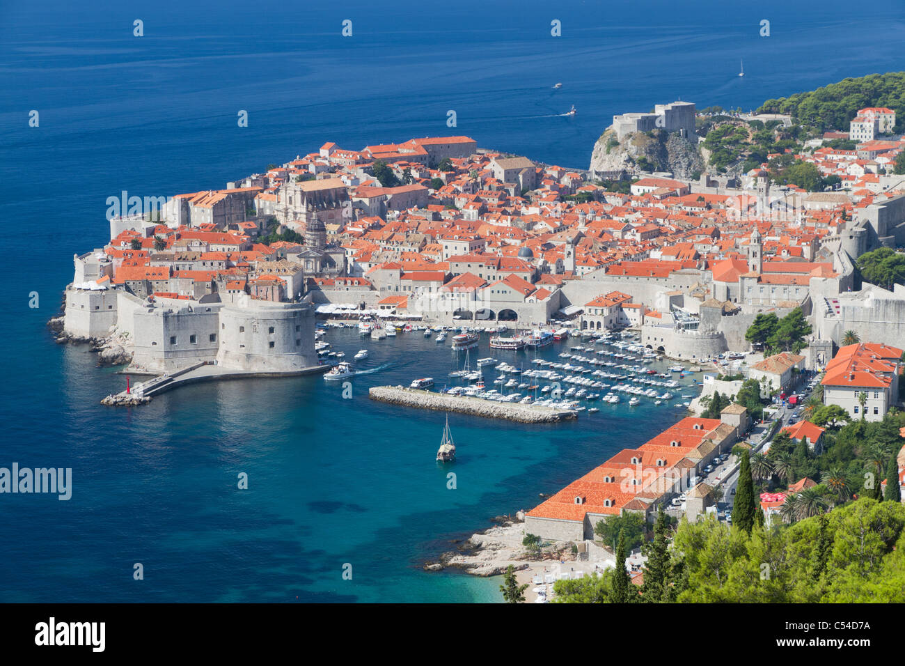 Penisola di walled Dubrovnik Città Vecchia con il porto, paese vecchio di Dubrovnik Dubrovnik Città Vecchia Foto Stock