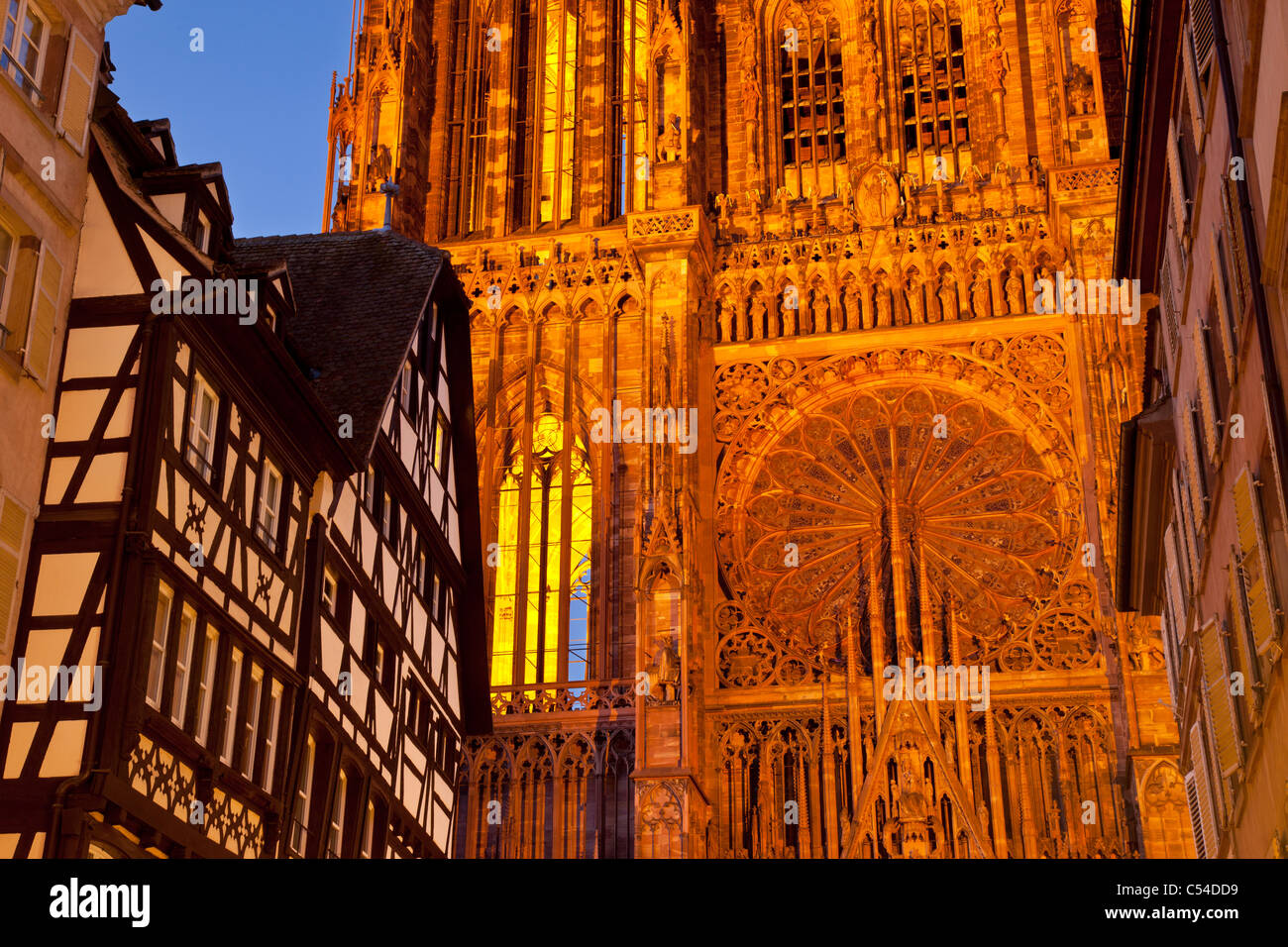 Twilight presso l'imponente cattedrale di Notre Dame a Strasburgo, Bas-Rhin Alsace Francia Foto Stock