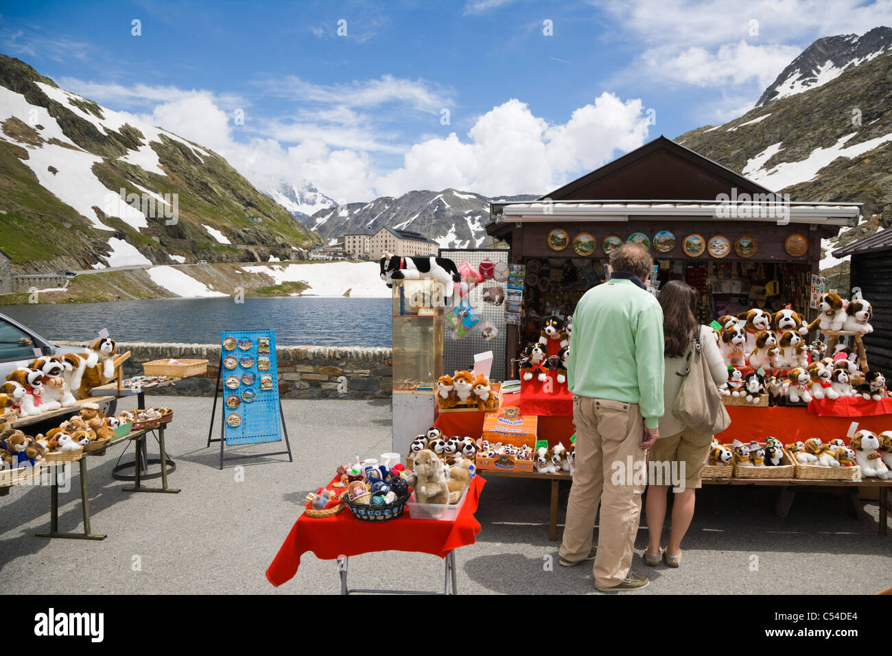 Negozi di souvenir e Gran San Bernardo, Colle del Gran San Bernardo Foto Stock