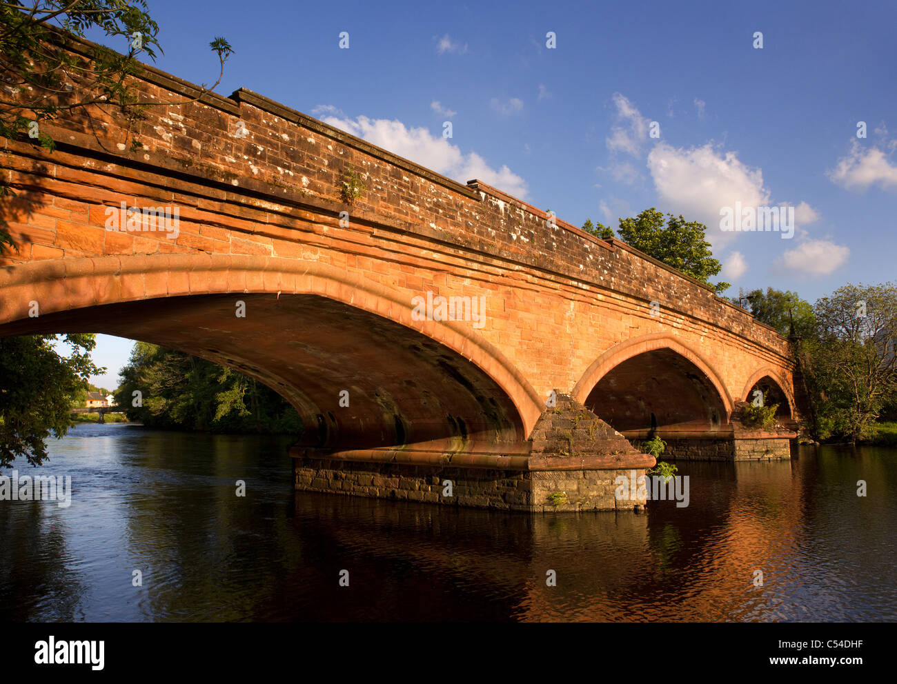 Gli archi del vecchio rosso ponte di pietra sul fiume Teith a Callander, Perthshire Scozia,UK Foto Stock