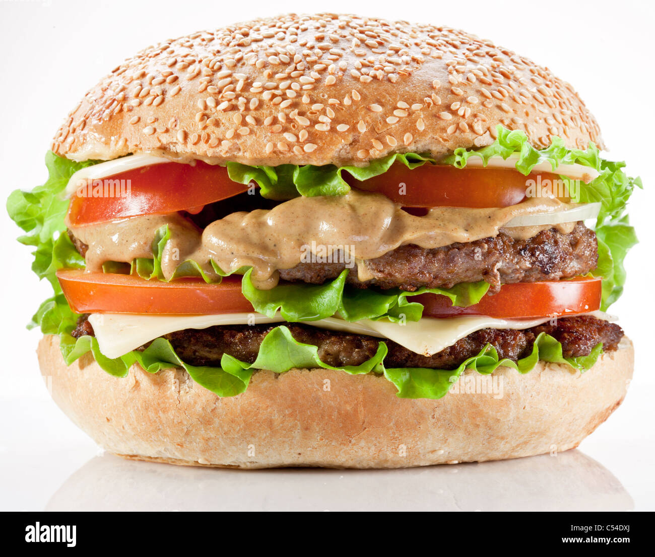 Gustoso hamburger su sfondo bianco. Foto Stock