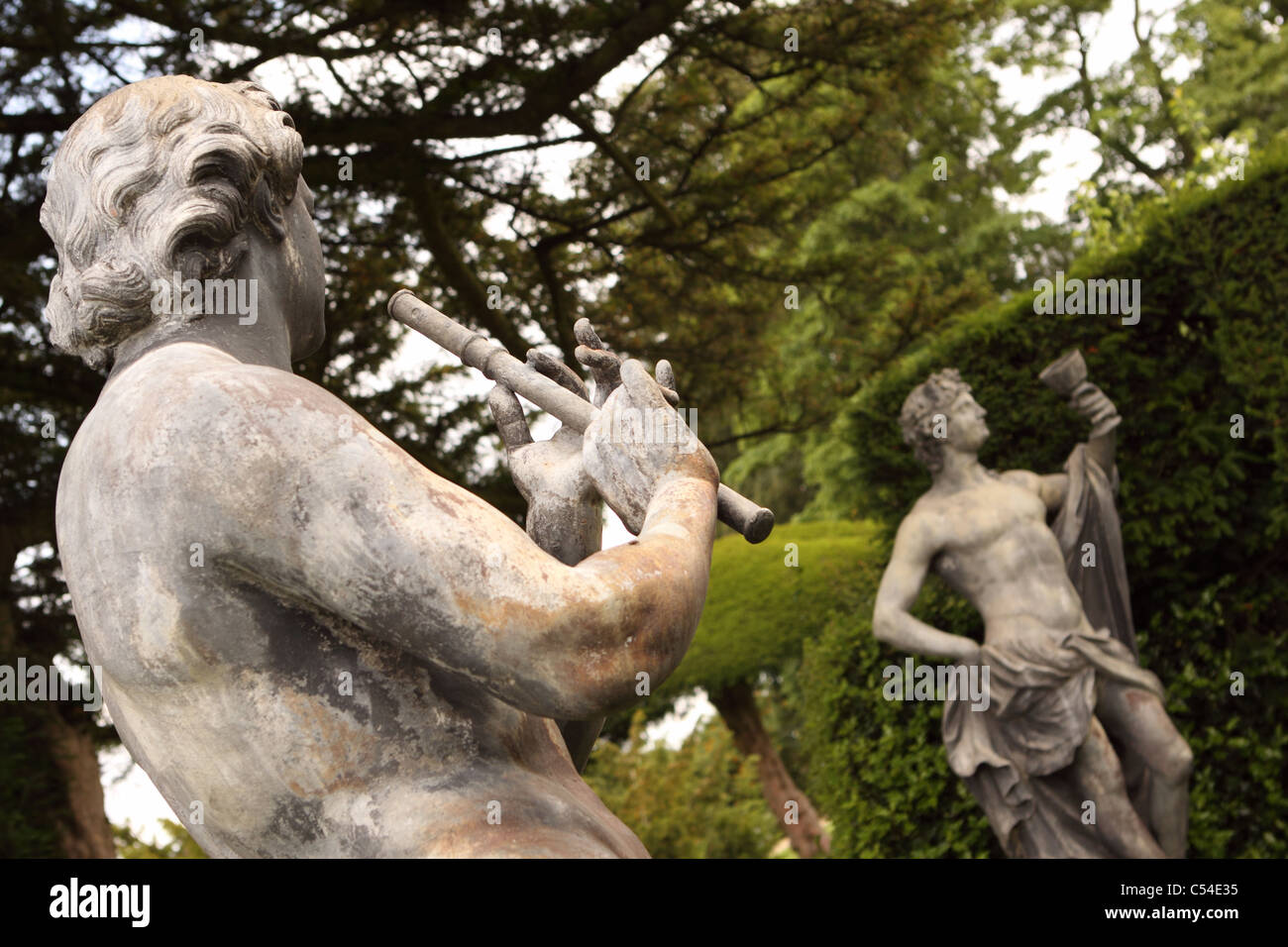 Salome e di Bacco portano statue nel Giardino di Hardwick Hall Derbyshire Foto Stock
