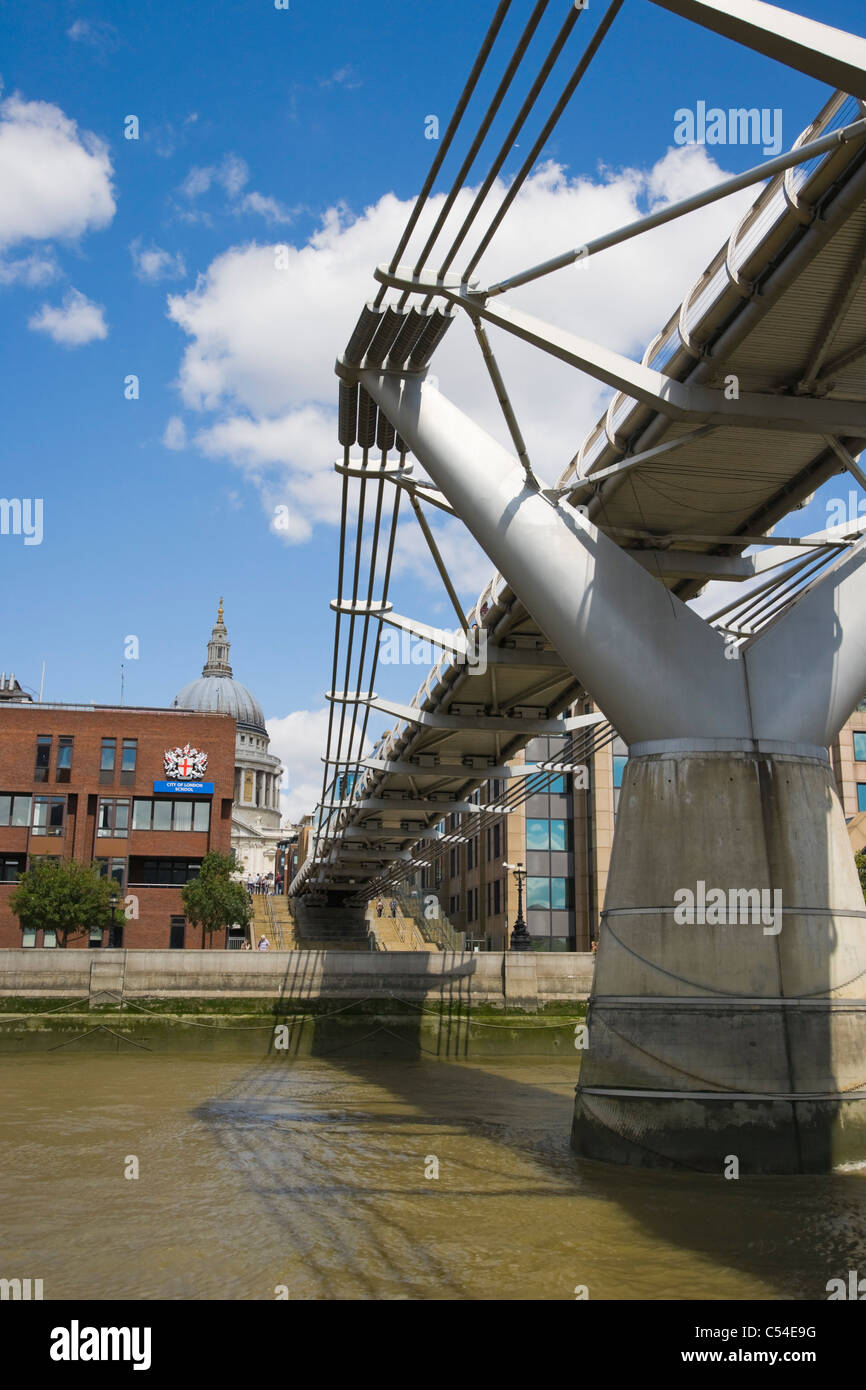 Millennium Bridge con la City of London School, vista dal fiume Tamigi, City of London, England, Regno Unito Foto Stock