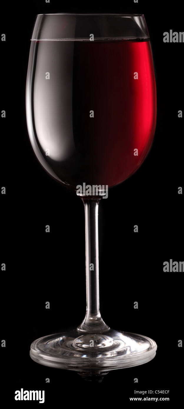 Bicchiere di vino rosso isolato su uno sfondo nero. Foto Stock