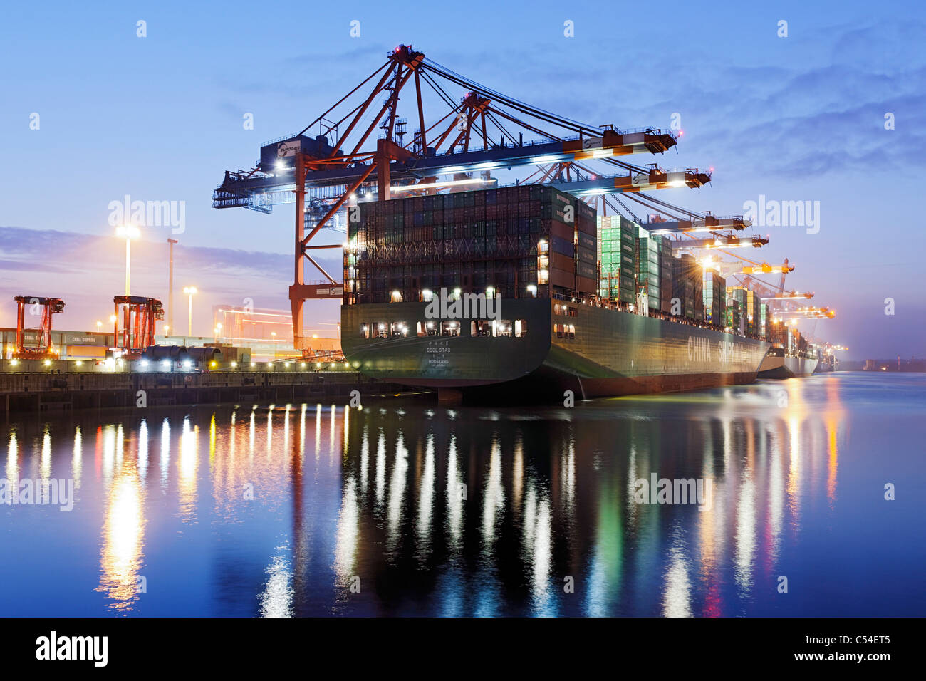 Contenitore nave CSCL STAR di Hong Kong, una delle più grandi navi portacontainer nel mondo, Eurokai Terminal Container, Amburgo Foto Stock