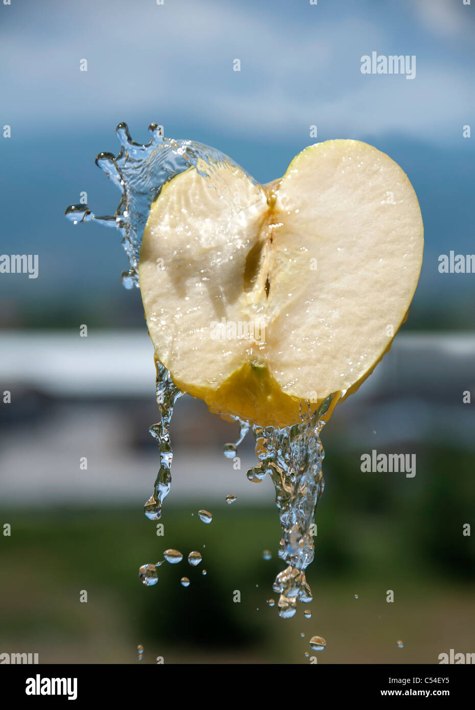 Mela verde sotto l'acqua con un sentiero di bolle trasparenti. Foto Stock